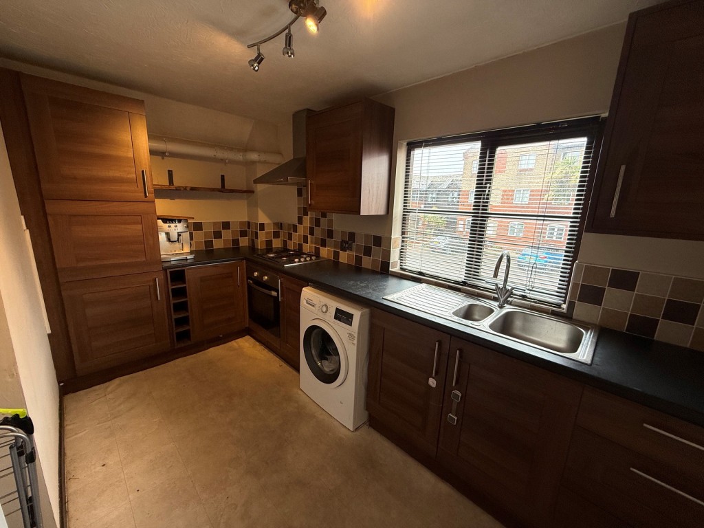 Lot: 69 - RESTAURANT PREMISES IN MALDON HIGH STREET WITH TWO BEDROOM FLAT ABOVE - Kitchen in the residential flat premises window to rear